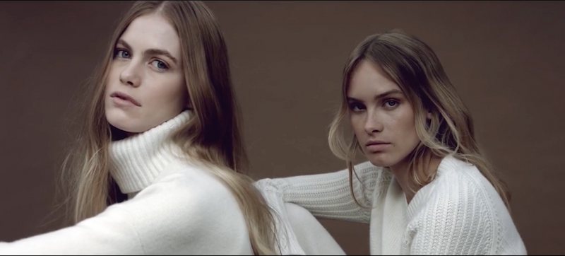 Due modelle in maglioni bianchi