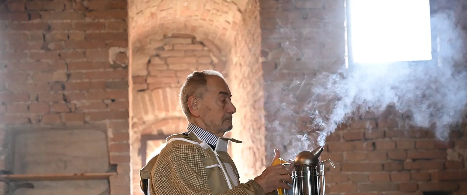 Giuseppe Lega con l'affumicatore nel suo laboratorio, dal trailer di The Great Italian