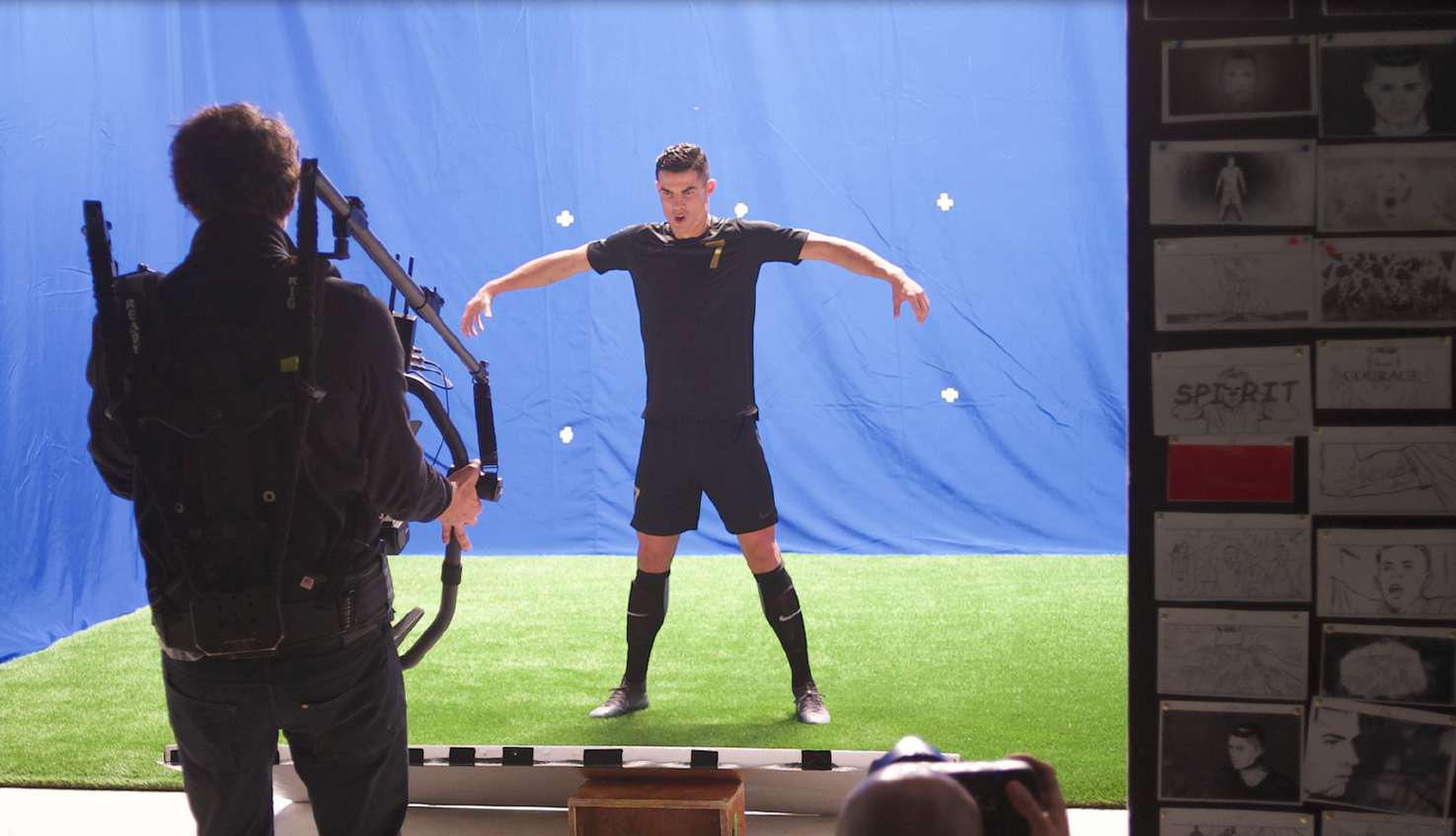 Backstage dello spot Clear con Cristiano Ronaldo davanti al blue screen, con l'operatore in primo piano