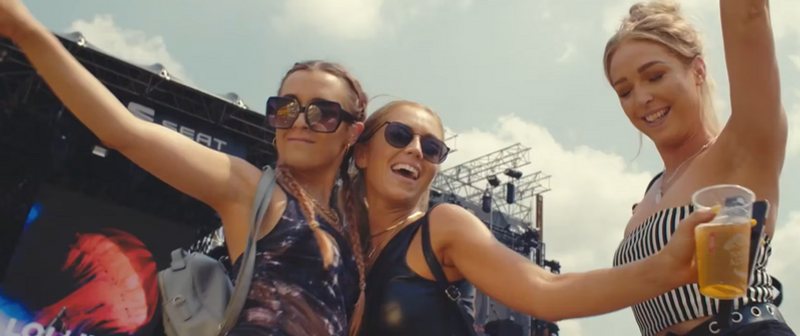 Ragazze che ballano sotto il palco del festival