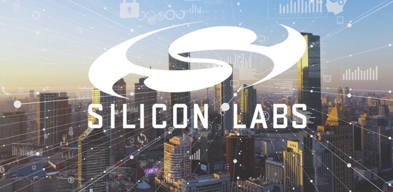 Logo Silicon Labs sopra lo skyline di una città