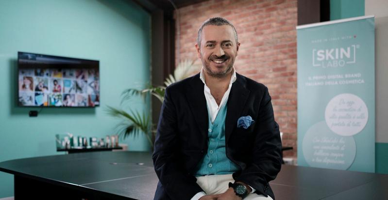 Il fondatore di Skin Labo intervistato in ufficio