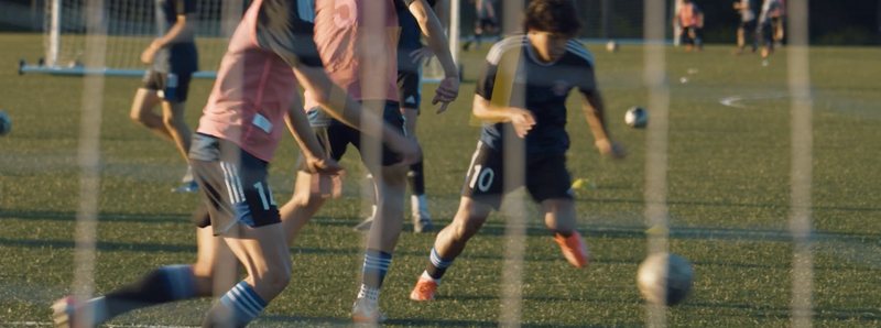 Partita di calcio su un campo in erba
